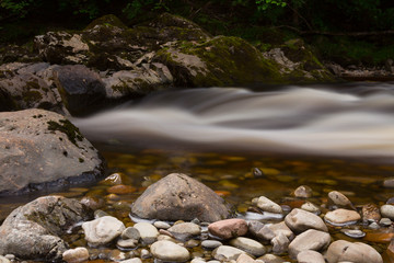 Fluss mit Steinen und Felsen - Langzeitbelichtung