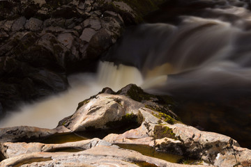 Fluss mit Steinen und Felsen - Langzeitbelichtung