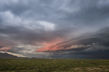 Obraz na płótnie Canvas Desert southwest sunset with pink clouds