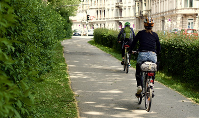 Radfahrerin in der Stadt 