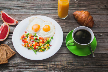 Coffee in a green mug on wooden surface