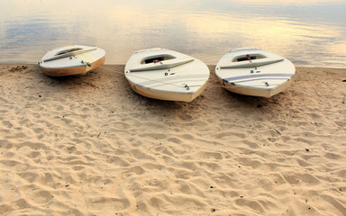 Fototapeta na wymiar 3 kayaks at beach