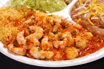 Camarones a la diabla con arroz, frijoles queso y guacamole. 