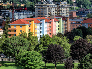 Naklejka premium Bunte Häuserfassaden am Stadtrand von Innsbruck, Österreich