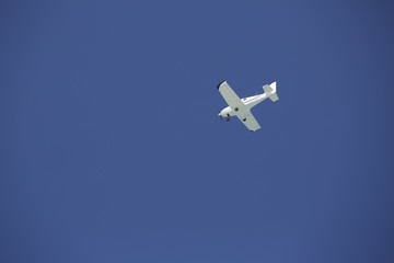 A plane flying in a clear blue sky
