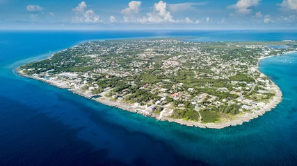 Foto op Plexiglas Seven Mile Beach, Grand Cayman Luchtfoto van Grand Cayman en het omliggende koraalrif