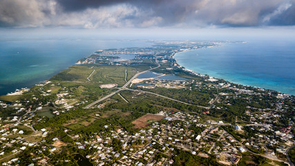 Luchtfoto van Grand Cayman-eiland in de Caraïben
