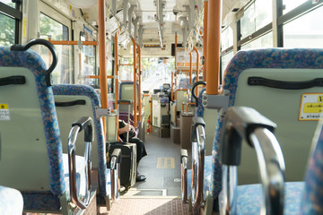 バス　車内　イメージ © oka