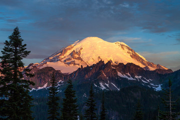 Fototapeta na wymiar Mount Rainier at sunrise in Mount Rainier National Park, Washing