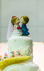 Topping sweet wedding cake./ Sweet beauty flower and topping wedding couple doll on wedding cake decoration.
 