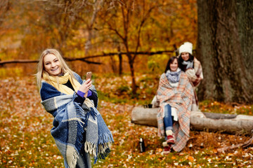 Naklejka premium Photographing woman in autumn park