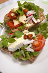 Roggensemmel mit Käse und Vogelmiere