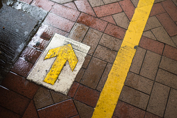 Quenue sign side view