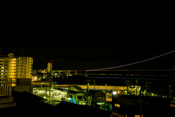 Obraz premium 夏の明石海峡・夜景・JR朝霧駅付近