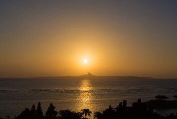 夕焼け　沖縄の海