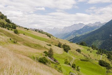 Fototapeta na wymiar Guarda, Dorf, Alpen, Engadin, Unterengadin, Graubünden, Wanderweg, Landwirtschaft, Bergbauer, Nationalpark, Sommer, Schweiz