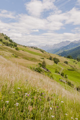 Fototapeta premium Guarda, Dorf, Bergdorf, Kirche, Engadin, Unterengadin, Felder, Bergbauer, Bergblumen, Via Engiadina, Nationalpark, Graubünden, Alpen, Sommer, Schweiz