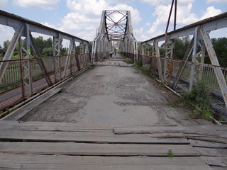 Vernachlässigte Stadtbrücke im galizischen Halytsch, Ukraine - obrazy, fototapety, plakaty
