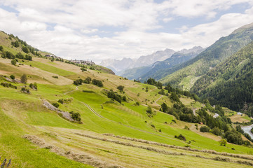 Obraz premium Guarda, Dorf, Engadin, Unterengadin, Wanderweg, Feldweg, via Engiadina, Lavin, Alpen, Graubünden, Sommer, Schweiz