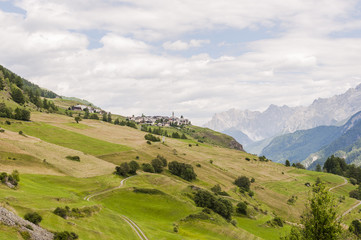 Guarda, Dorf, Felder, Feldweg, Wanderweg, Landwirtschaft, Heuernte, Engadin, Unterengadin, Alpen, Graubünden, Sommer, Schweiz
