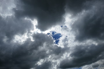 Gewitterwolken schieben sich vor die Sonne