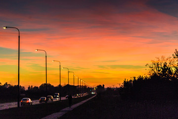 Fototapeta premium Ulica w świetle zachodzącego słońca
