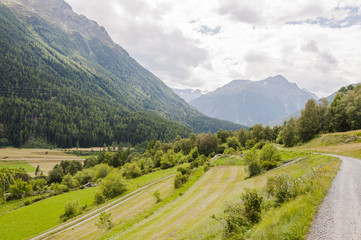 Fototapeta premium Lavin, Dorf, Inn, Fluss, Engadin, Unterengadin, Susch, Wanderweg, via Engiadina, Alpen, Schweizer Berge, Graubünden, Sommer, Schweiz