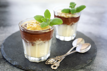 Pudding with vanilla custard, banana and cocoa