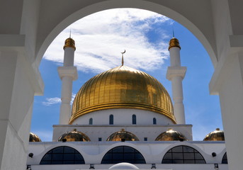 Nur-Astana Moschee mit der großen goldenen Kuppel umrahmt von einem Torbogen