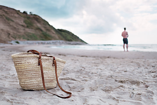 Strandtasche und Mann am Meer