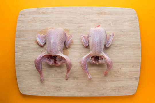 Codornices crudas listas para cocinar.