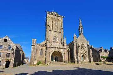 Fototapeta na wymiar Kirche Saint Ronan im mittelalterlichen Dorf Locronan in der Bretagne, Frankreich - Saint Ronan church in Locronan, medieval village in Brittany