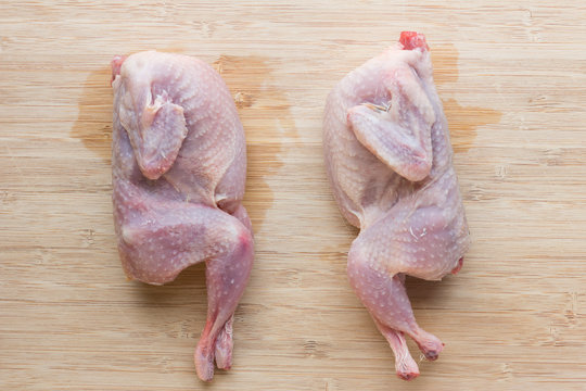 Codornices crudas listas para cocinar.