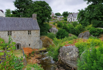 Fototapeta na wymiar Wald von Huelgoat mit der alten Mühle, Bretagne, Frankreich - Huelgoat forest and the old water mill in Brittany