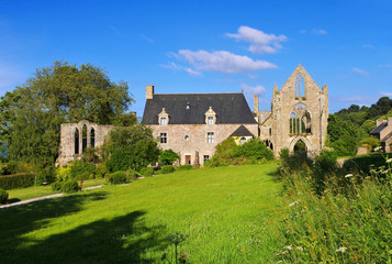 Fototapeta na wymiar Abbaye de Beauport in Paimpol, Bretagne Frankreich - Abbaye de Beauport in Paimpol, Brittany