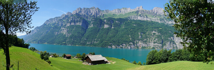 Panorama Walensee und Churfirsten/Der Walensee und ein Teil der Bergkette der Churfirsten, Landschaft im Kanton St. Gallen in der Schweiz, Panorama 