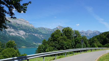 Parkplatz am Walensee/Parkplatz am Walensee in der Schweiz, im Hintergrund die steilen Felswände der Churfirsten