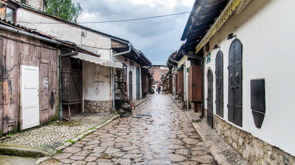 Obraz premium SARAJEVO, BOSNIA AND HERZEGOVINA - May 1 2014: Street with shops selling souvenirs at Bascarsija in the old city district