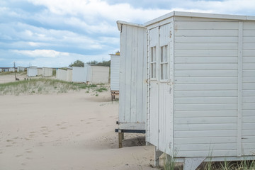 Strandhäuser im Sand in Holland