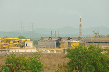 Obraz premium Mining factory in the midst of nature.