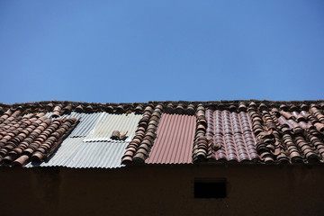 Toit réparé et rafistolé