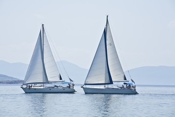 Fototapeta na wymiar barche a vela navigano sul mar egeo