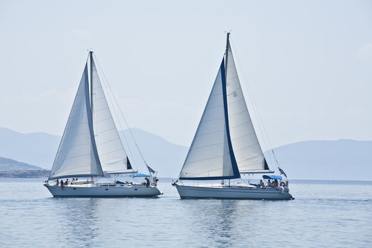 Fototapeta barche a vela navigano sul mar egeo