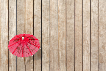 ombrelle rouge décoration cocktail sur fond bois