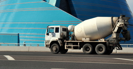 LKW-Fahrmischer mit Beton unterwegs zur Baustelle