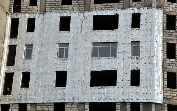 Rohbau eines mehrst&ouml;ckigen Hauses mit Feuerschutz an der Au&szlig;enfassade