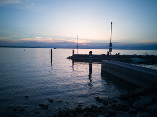 Obraz premium Eveing at the lake garda in italy