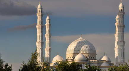 Weiße Hazrat-Sultan-Moschee mit vier Minaretten und der großen Kuppel