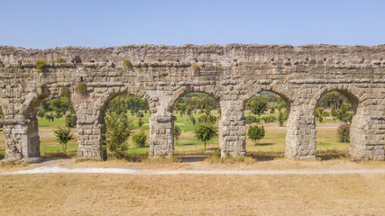 Vista aerea frontale dei resti di un'acquedotto romano situato nel parco degli Acquedotti a Roma,...