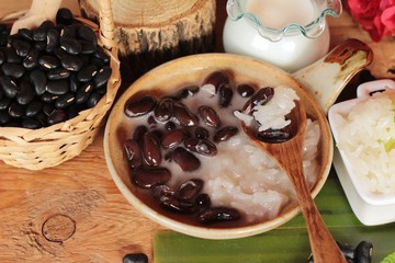 Black bean in coconut milk with glutinous rice